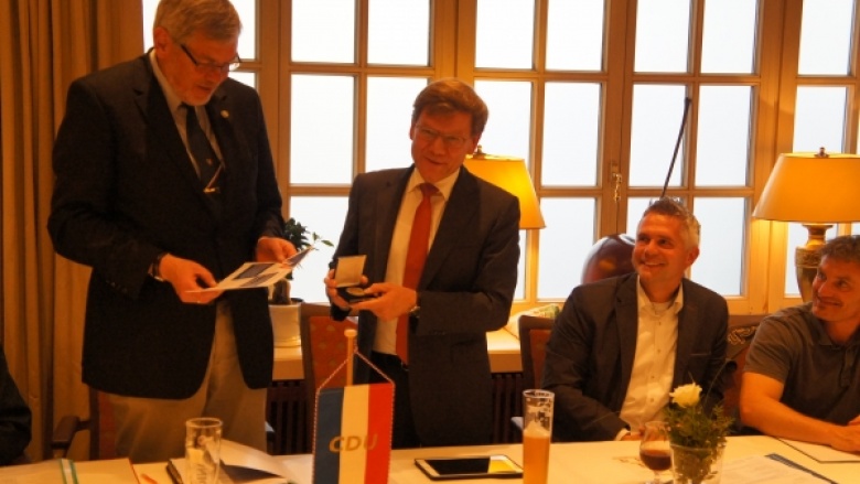 Horst Krebs (li.) erhält die Dankes-Medaille für 31 Jahre Ortsvorsitz in Nortorf
